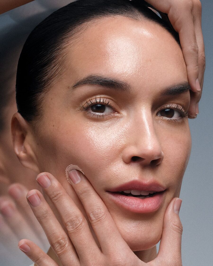 Junge Frau bekommt eine Gesichtsmassage